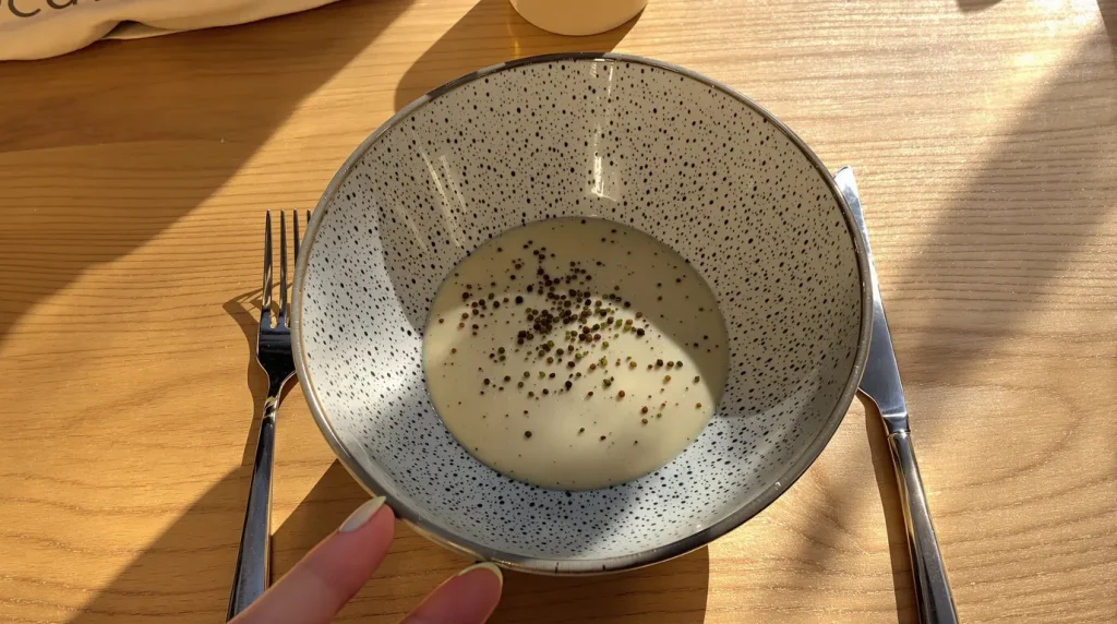 Cette sauce légère au yaourt envoie la sauce hollandaise au placard : l'essayer, c'est l'adopter pour de bon